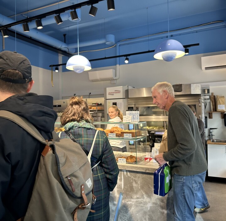 Det er tidvis kø i det lille bakeriutsalget, men kundene klager ikke om de må vente for å komme frem til kassa.