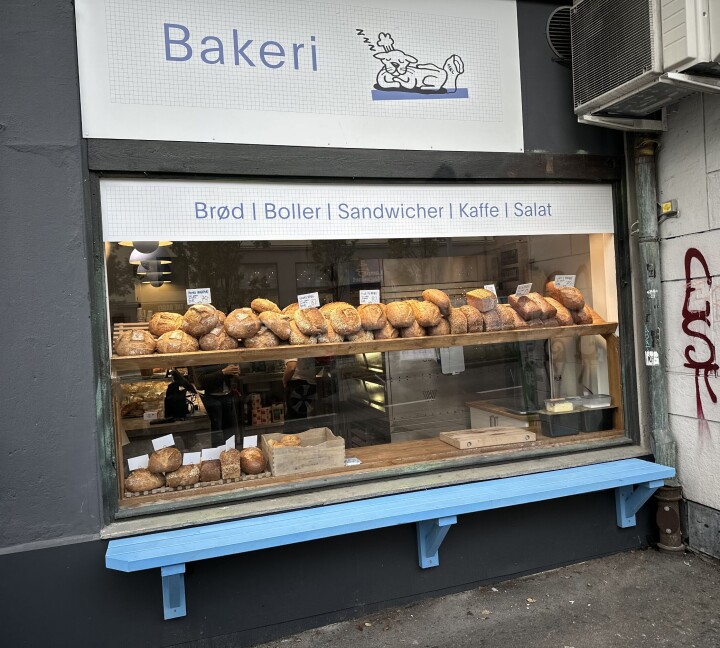 I et lokale på 40 kvadratmeter omsettes det brød og bakervarer for 200.000 kroner i uka.