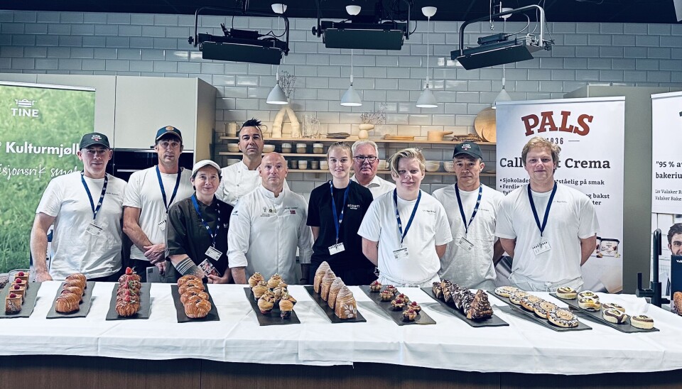 En fornøyd gjeng viser frem resultatene: Kol Mucaj (Baker Hansen) (f.v.), Jean Espic (Åpent Bakeri), Sylwia Bogdanowicz (Kaffebakeriet), Bernhard Azinger (Tine), Remy Corbet (Mesterbakeren), Vilde Vollebæk (Kanelsnurren), Jostein Huglen (Pals), Teodor Børgesen (Nærbakst), Ebubekir Ataman (Baker Hansen) og Jonas Kvale Støstad (Nærbakst).