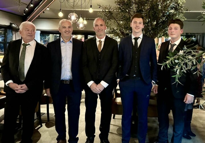 Feiret 100 år: Eierne av Marcussen Bakeri Svein, Morten og Mats Marcussen, samt fremtidige arvtakere Mathias og Marthin Marcussen.
Bildet ble tatt da bedriften samlet 84 ansatte, tidligere ansatte, familie og venner til en flott jubileumsfeiring.