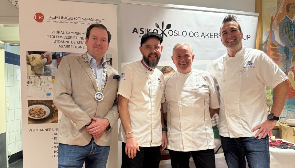 Oslo og Akerhus Cup for lærlinger i baker- og konditorfag ble arrangert på Etterstad videregående skole søndag 26. oktober. Oldermann i Oslo Baker- og Konditorlaug, Per Christian Samson (f.v.) delte ut premier til vinnerne - som ble kåret av et dommerpanel bestående av André Løvaas, Håkon Augestad og Bernhard Azinger.