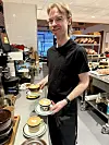 Barista Sivert Brønstad forsyner gjestene med kvalitetskaffe fra Pala Kaffebrenneri i Trondheim.