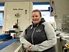 Person i hettejakke ved Holly Slicer-maskin i industrielt produksjonslokale