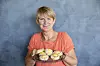 Daglig leder i Opplysningskontoret for brød og korn, Torunn Nordbø, her med miniskolebrød, tror at vi snart vil se flere boller i mindre størrelse igjen.