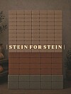 Vertikal display med små steinprøver i beige, brun og grå farger mot mørk bakgrunn.