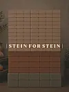 Vertikal display med små steinprøver i beige, brun og grå farger mot mørk bakgrunn.