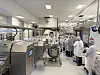 Ansatte i verneklær arbeider ved en ny produksjonslinje i Mesterbakerens bakerianlegg på Stange.