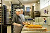 To ansatte tilbereder bakervarer på et industrielt bakeri.