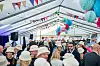 Lørdagens messefest hadde rekordmange deltakere, og alle fikk matchende bøttehatter.