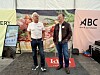 På Idun Idémesse ledet Arne Hjeltnes (t.h.) en samtale om lokal suksess i sosiale medier. Johnny Lunde var en av tre som ble intervjuet av den kjente programlederen.