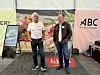 På Idun Idémesse ledet Arne Hjeltnes (t.h.) en samtale om lokal suksess i sosiale medier. Johnny Lunde var en av tre som ble intervjuet av den kjente programlederen.