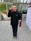 Thea Engvik delte ut bollemedaljer og goodiebags til deltakerne som nådde målstreken på Fåbro Gård.