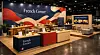 French Corner-stand med kaffedisk, utstyr og sitteplasser i en messehall.